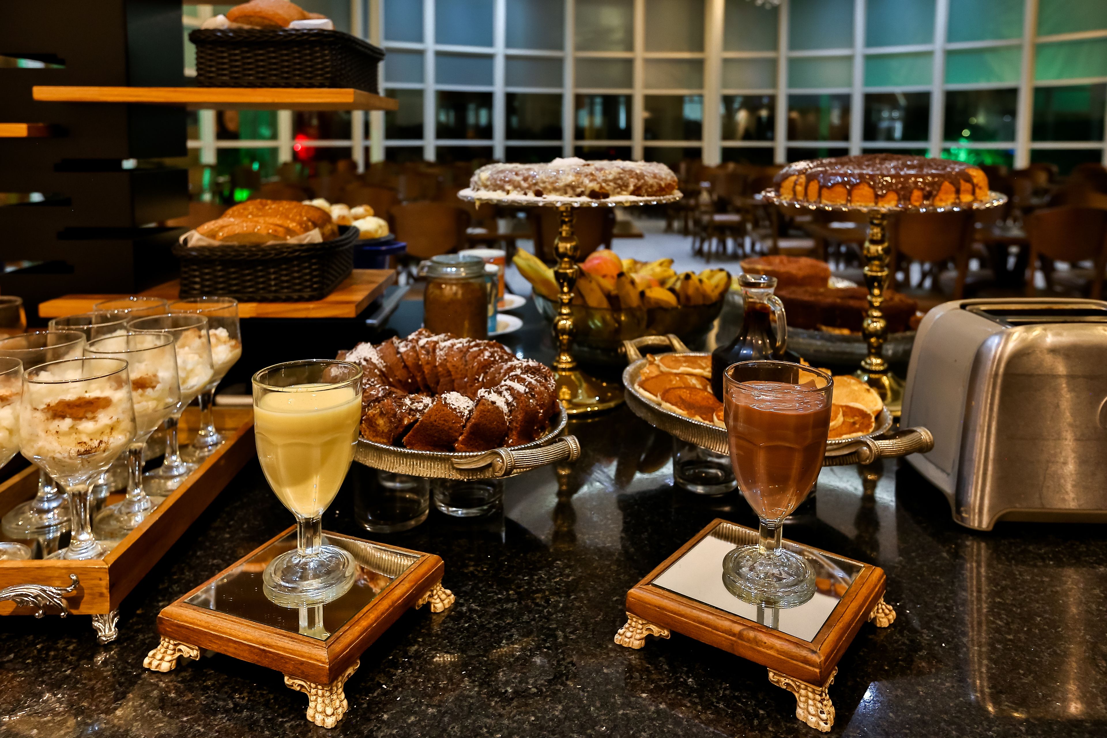 Un bufé con diversos postres y bebidas.