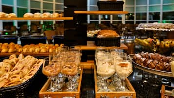 Café da manhã com buffet grátis todos os dias