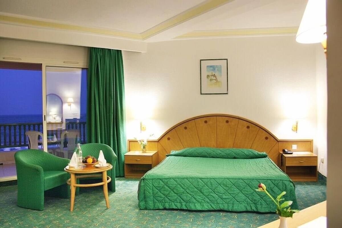 Minibar, coffres-forts dans les chambres, rideaux occultants