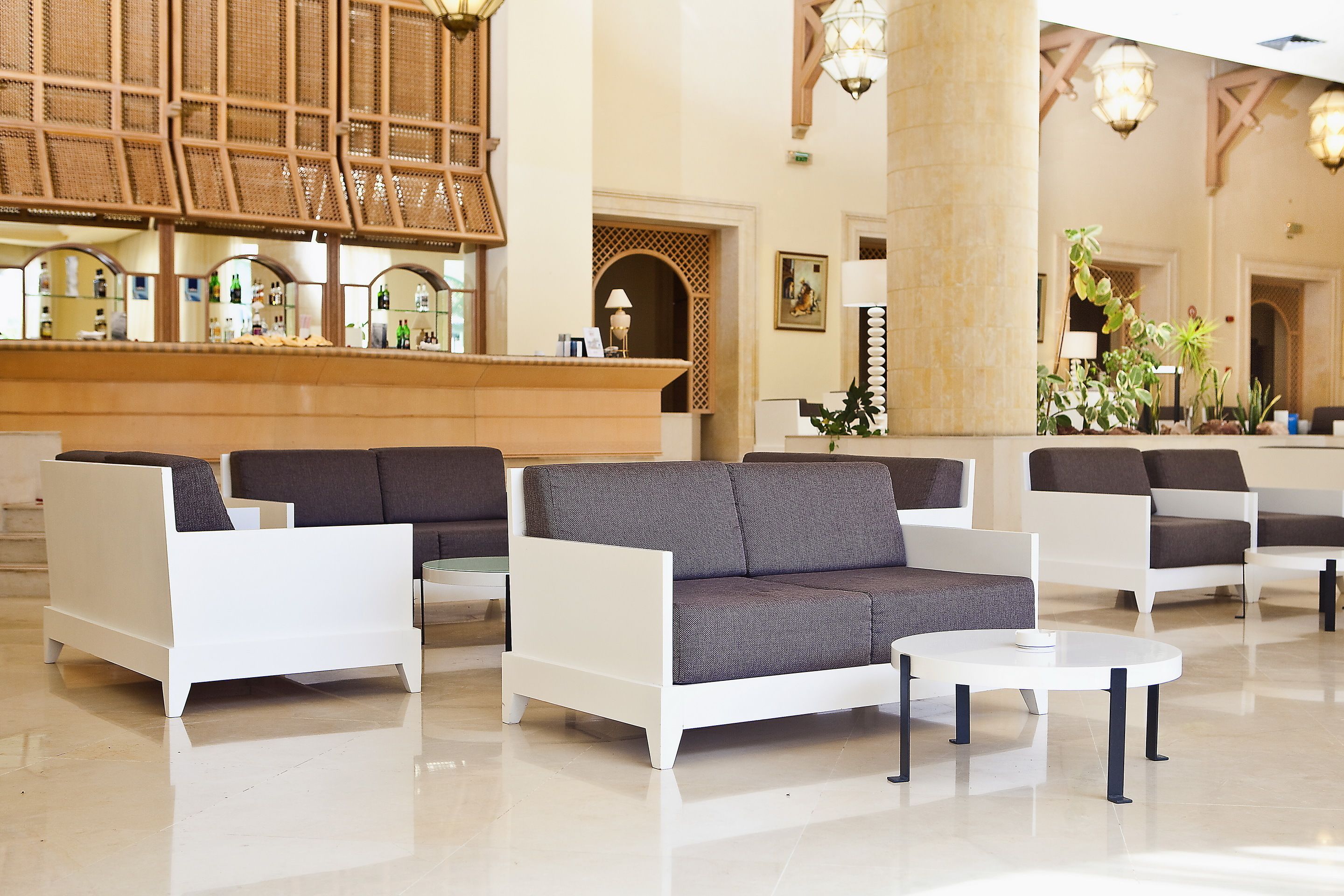 Una hall con divani e una reception.