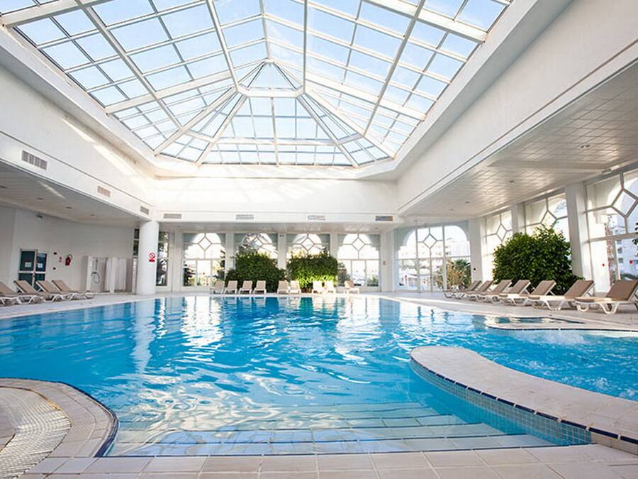 Piscina interna, 5 piscinas externas, guarda-sóis, espreguiçadeiras