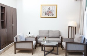 Suite | Minibar, caja de seguridad en la habitación y cortinas blackout 