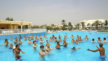 Een binnenzwembad, 5 buitenzwembaden, parasols voor strand/zwembad