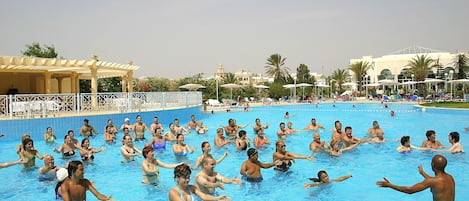 Piscine couverte, 5 piscines extérieures, parasols de plage