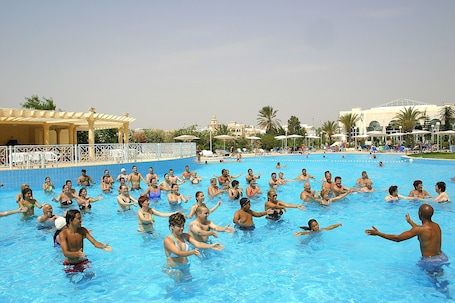 Una piscina techada, 5 piscinas al aire libre, sombrillas