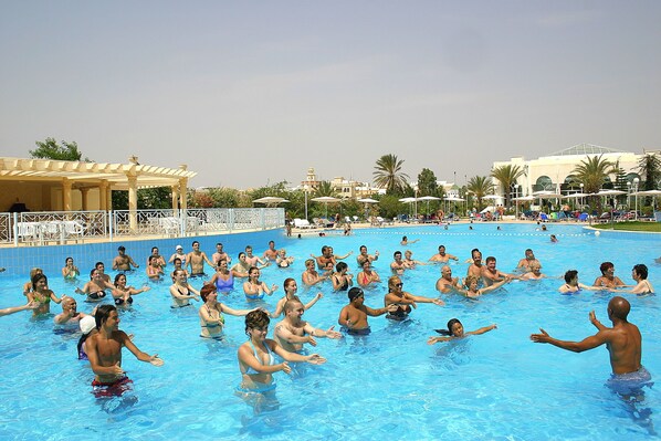 Una piscina cubierta, 5 piscinas al aire libre, sombrillas, tumbonas