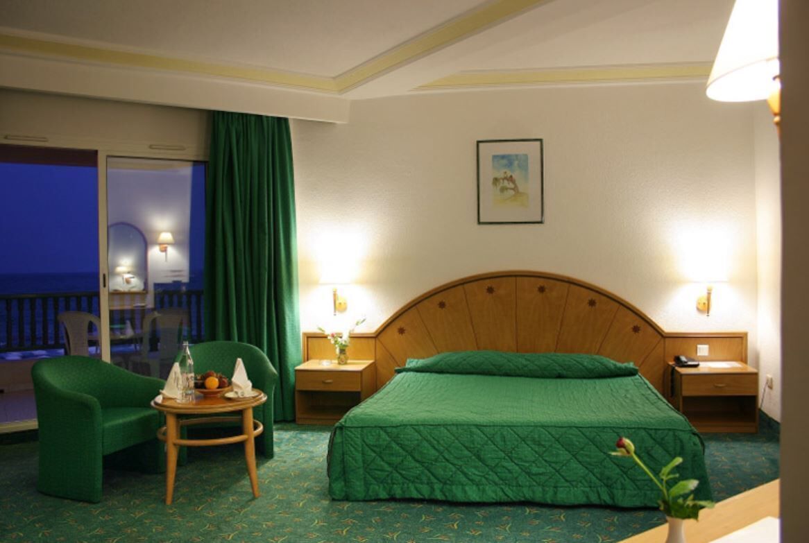 Minibar, coffres-forts dans les chambres, rideaux occultants