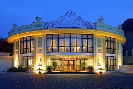 Exterior. Grand Hotel La Pace