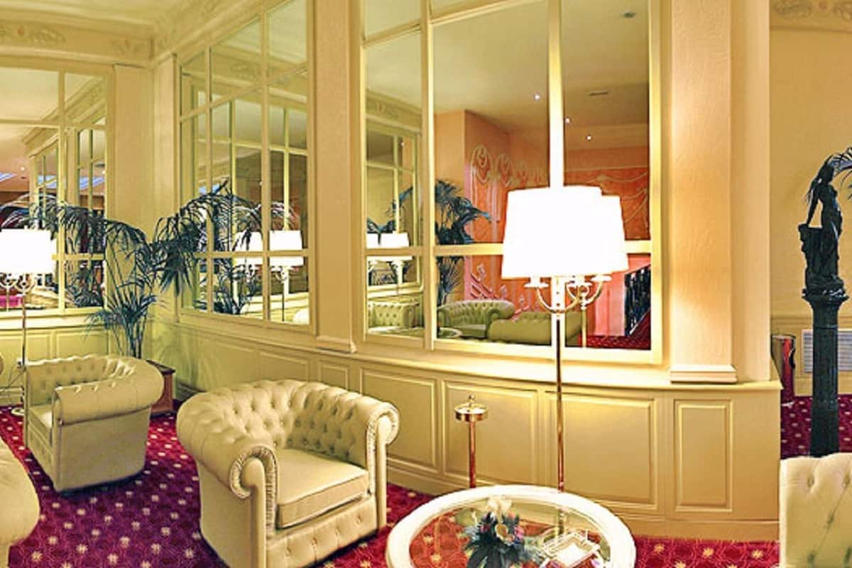 2 bars/lounges, poolside bar