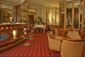 2 bars/lounges, poolside bar