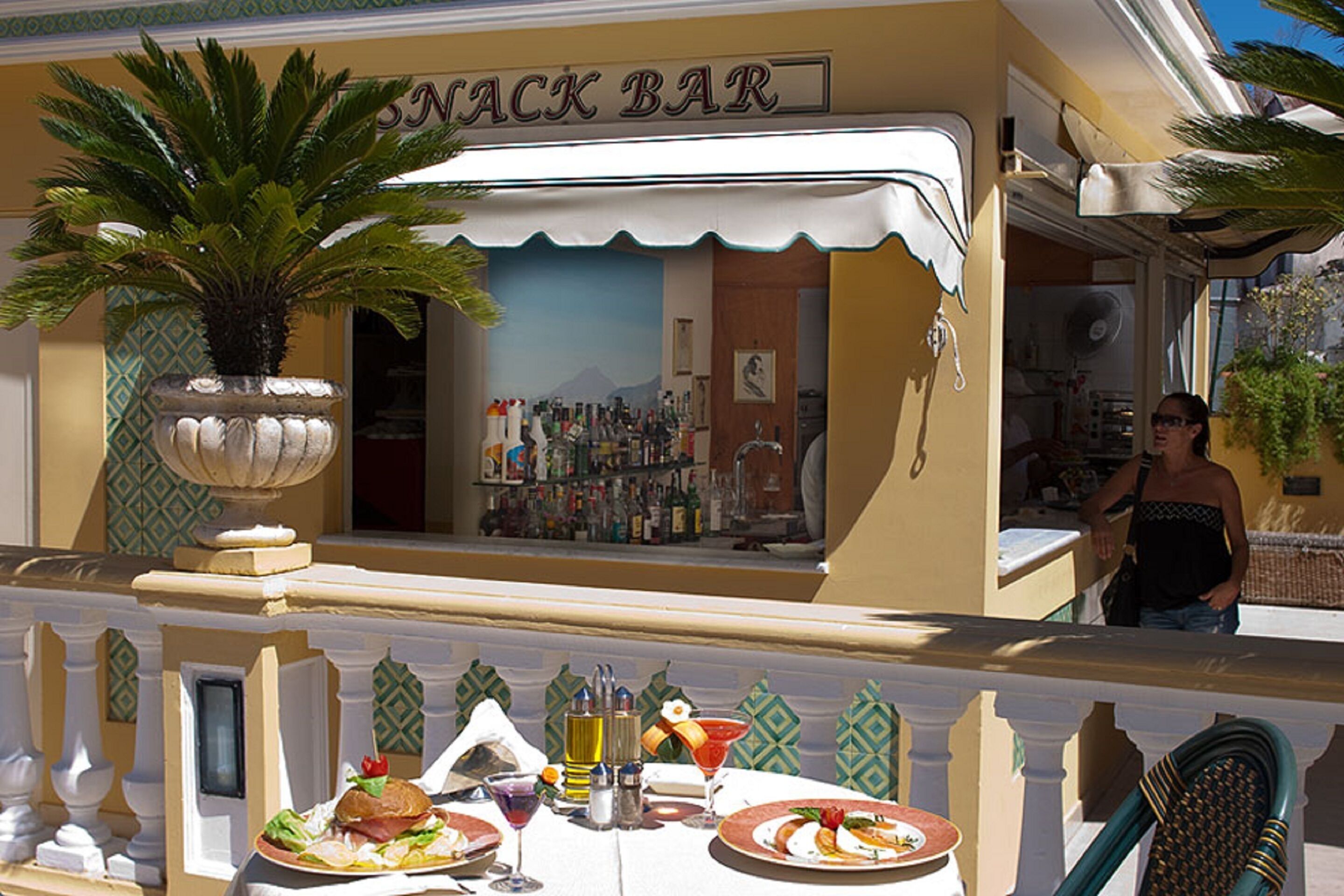 2 bars/lounges, poolside bar