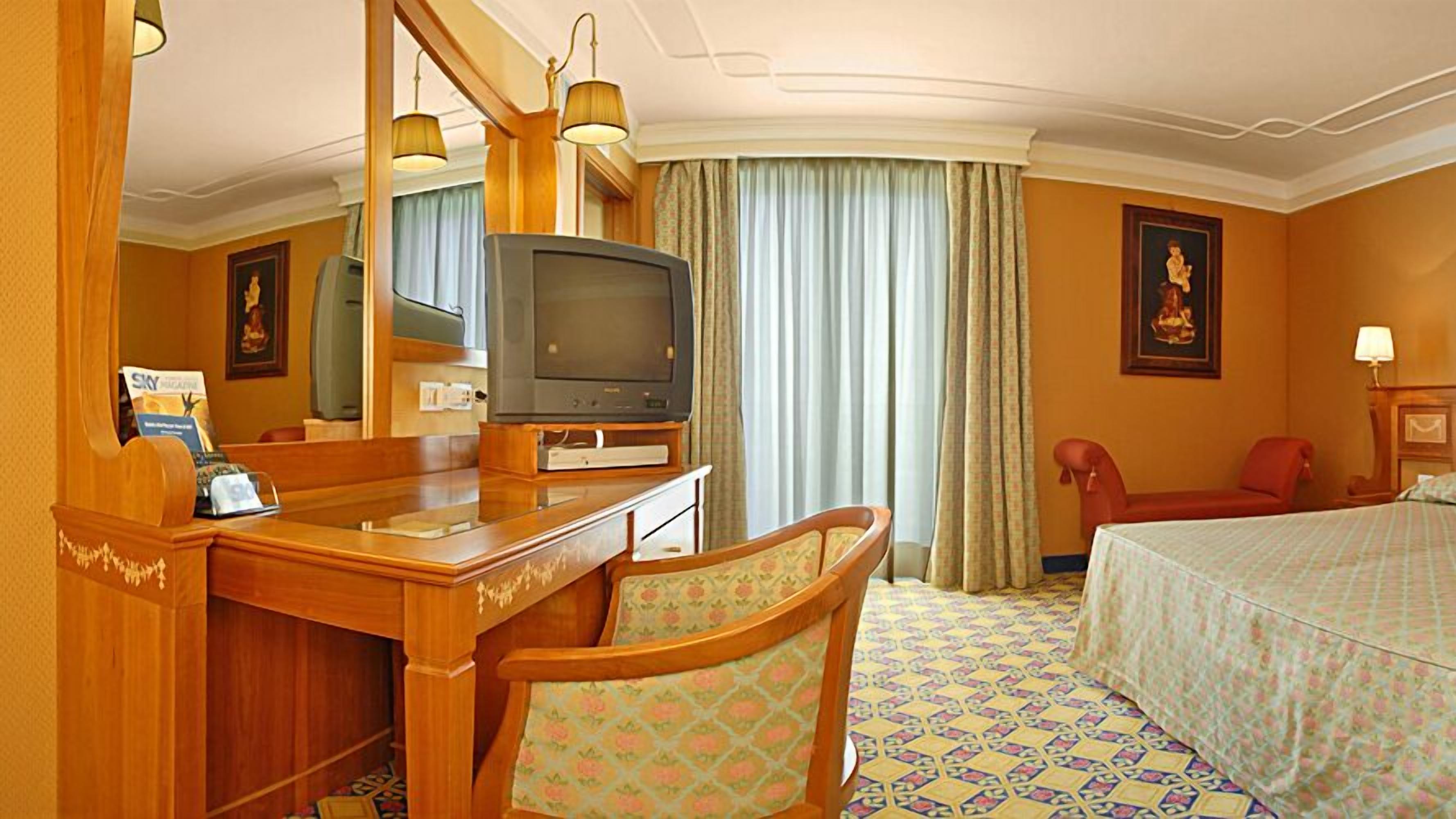 standard double room | living area | 1-cm lcd tv with digital channels, tv