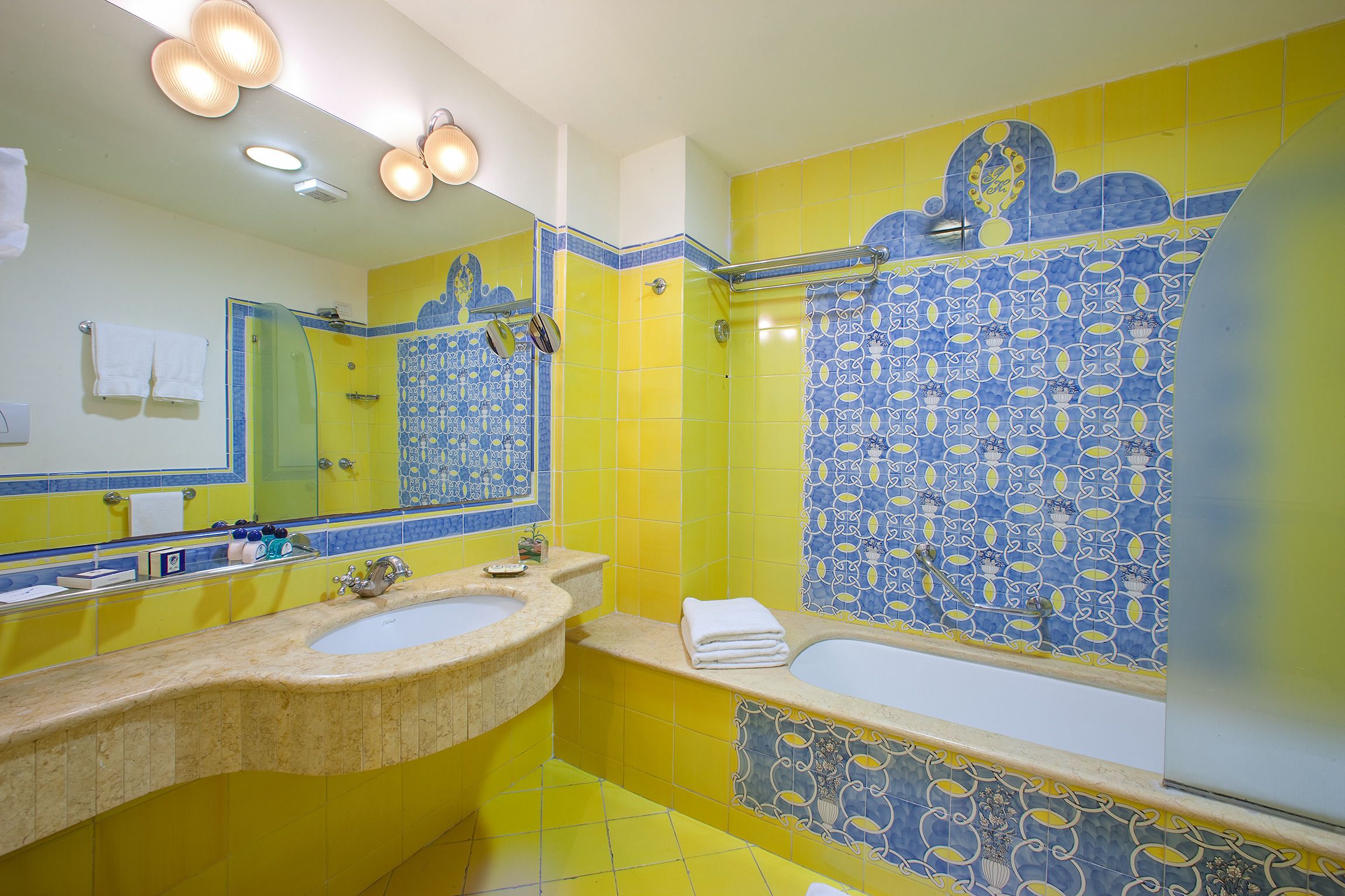 standard double room | bathroom | combined shower/bathtub, free toiletries, hair dryer, bidet