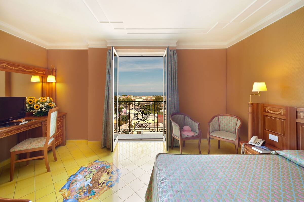 standard double room | 1 bedroom, minibar, in-room safe, individually furnished