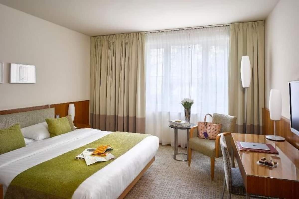 Hypo-allergenic bedding, in-room safe, desk, laptop workspace