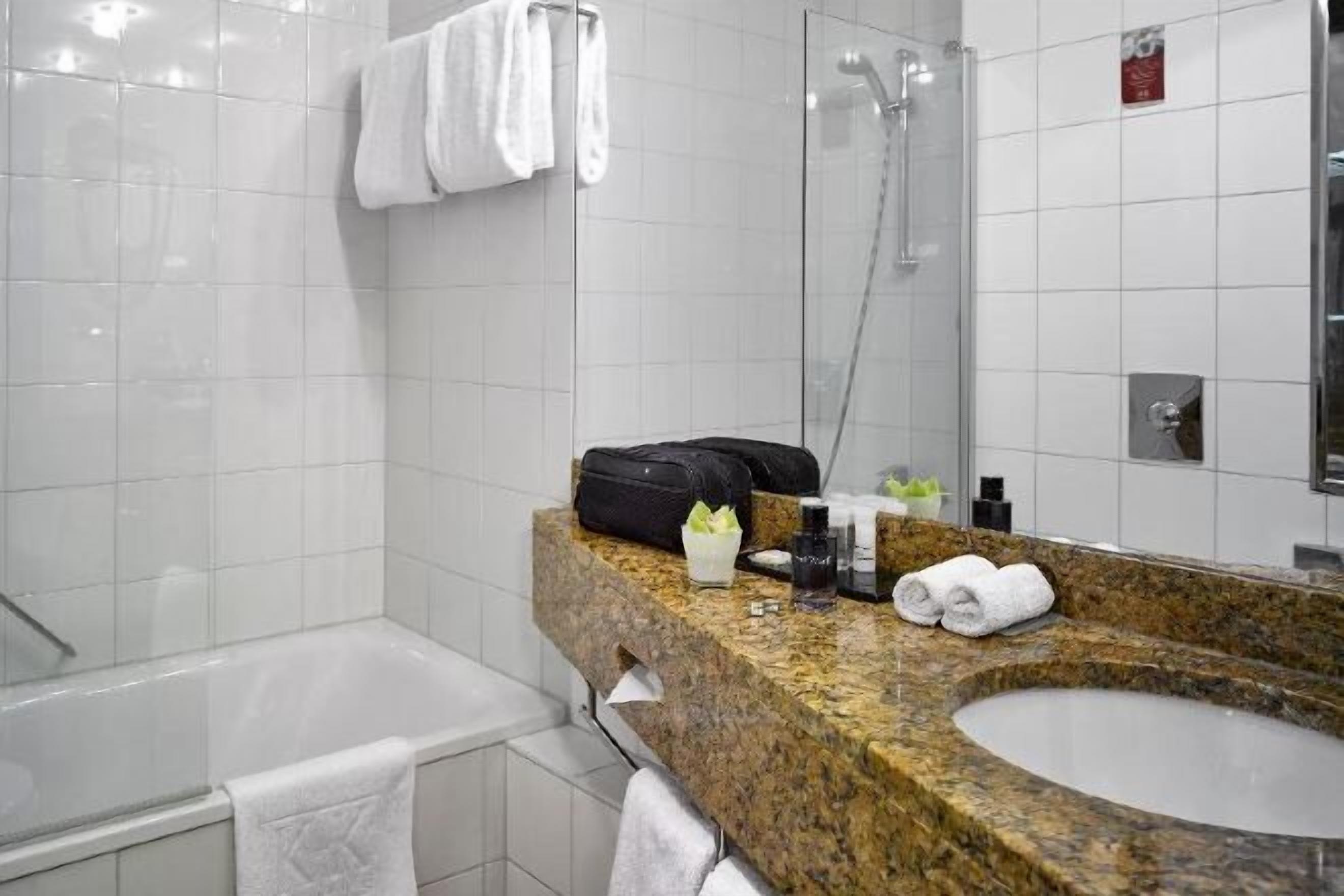 Ilmaiset hygieniatuotteet, hiustenkuivaaja, lämmitetyt lattiat, pyyhkeet