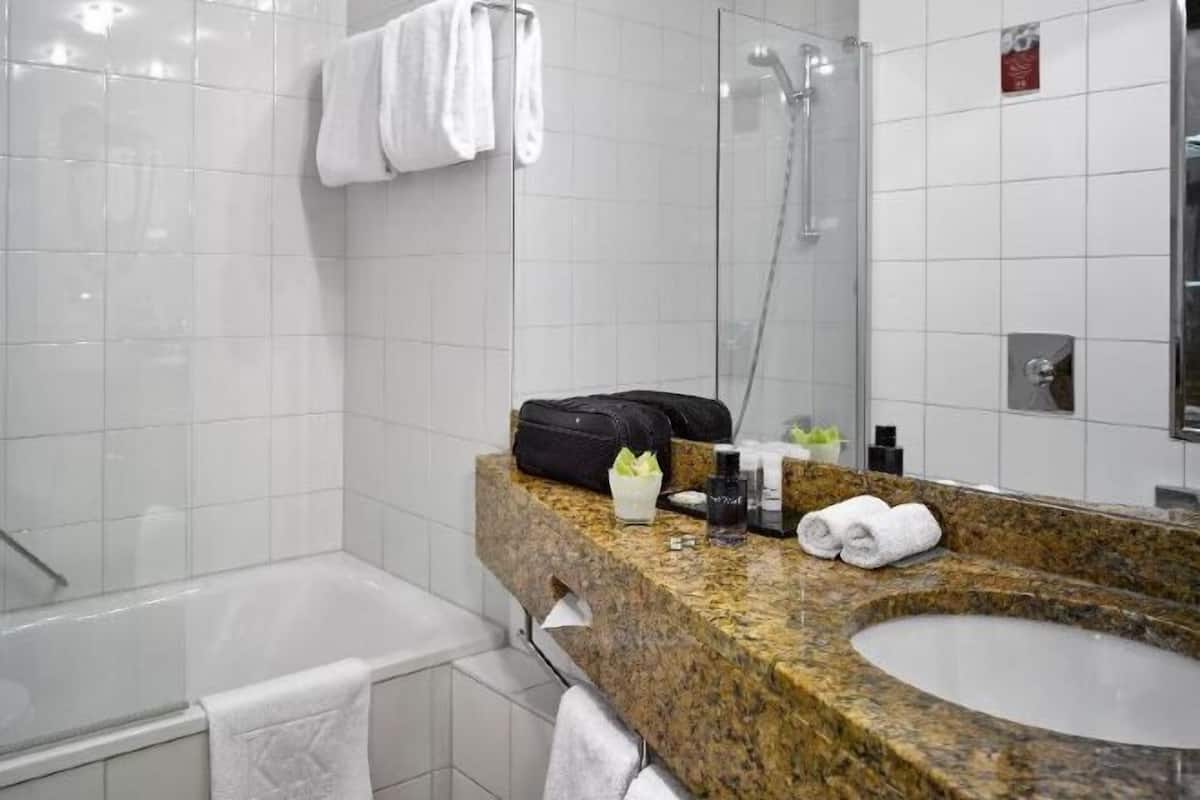 Ilmaiset hygieniatuotteet, hiustenkuivaaja, lämmitetyt lattiat, pyyhkeet