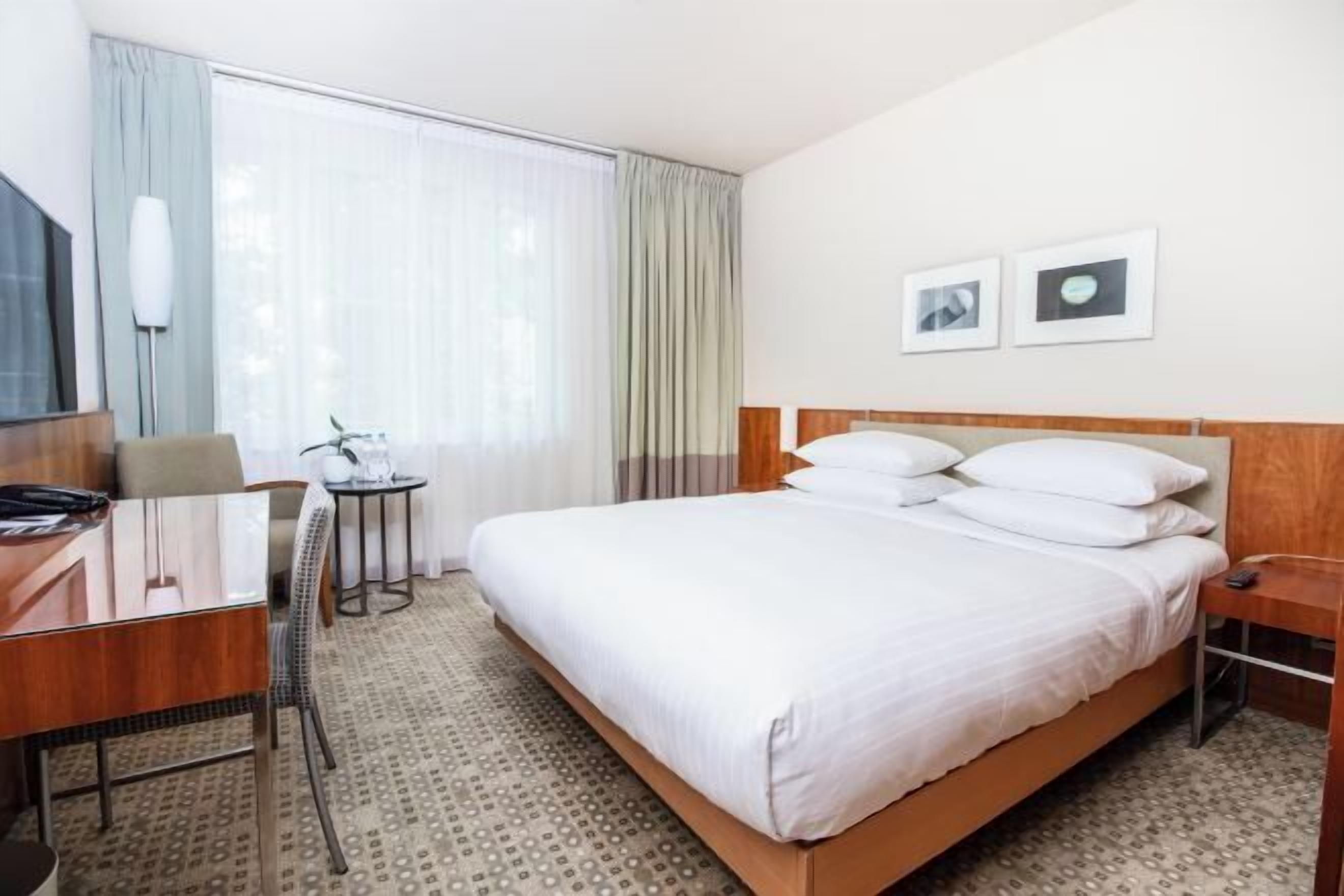 Hypo-allergenic bedding, in-room safe, desk, laptop workspace