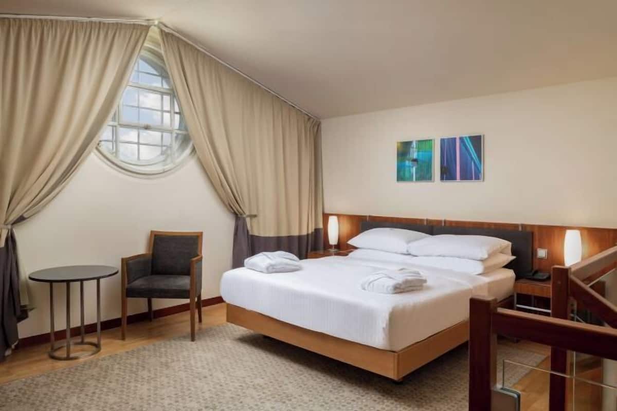 Ropa de cama hipoalergénica y caja de seguridad en la habitación