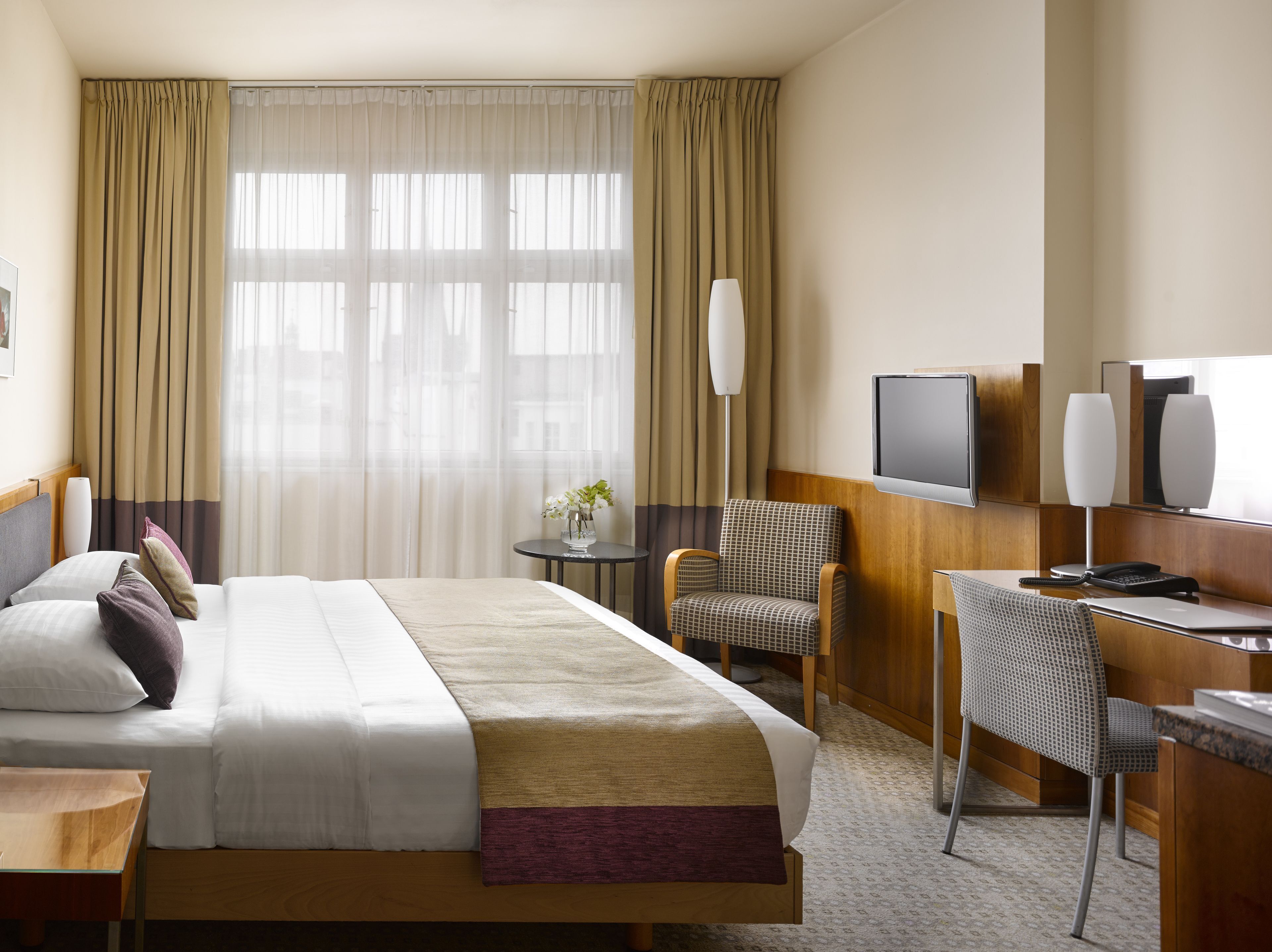 Ropa de cama hipoalergénica y caja de seguridad en la habitación 