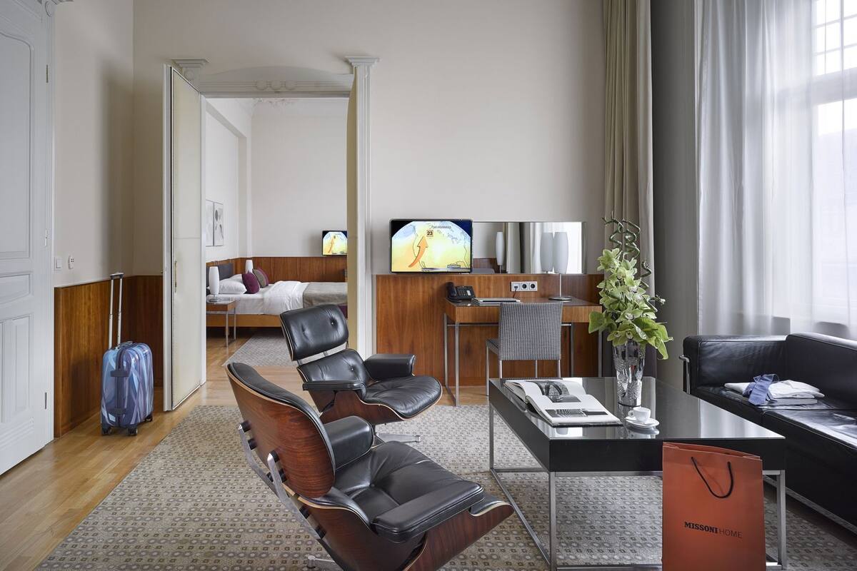 Ropa de cama hipoalergénica y caja de seguridad en la habitación