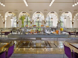 Café da manhã com buffet diário (EUR 17.5 por pessoa) 