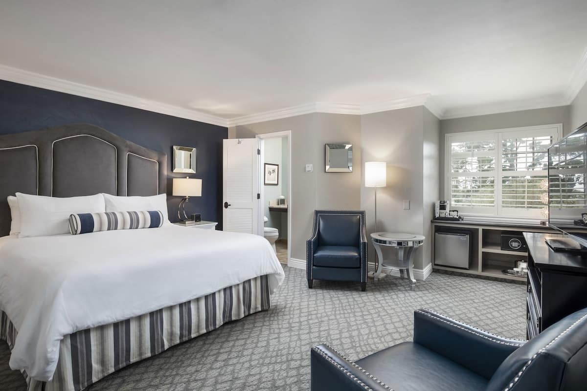 Hypo-allergenic bedding, in-room safe, iron/ironing board, free WiFi