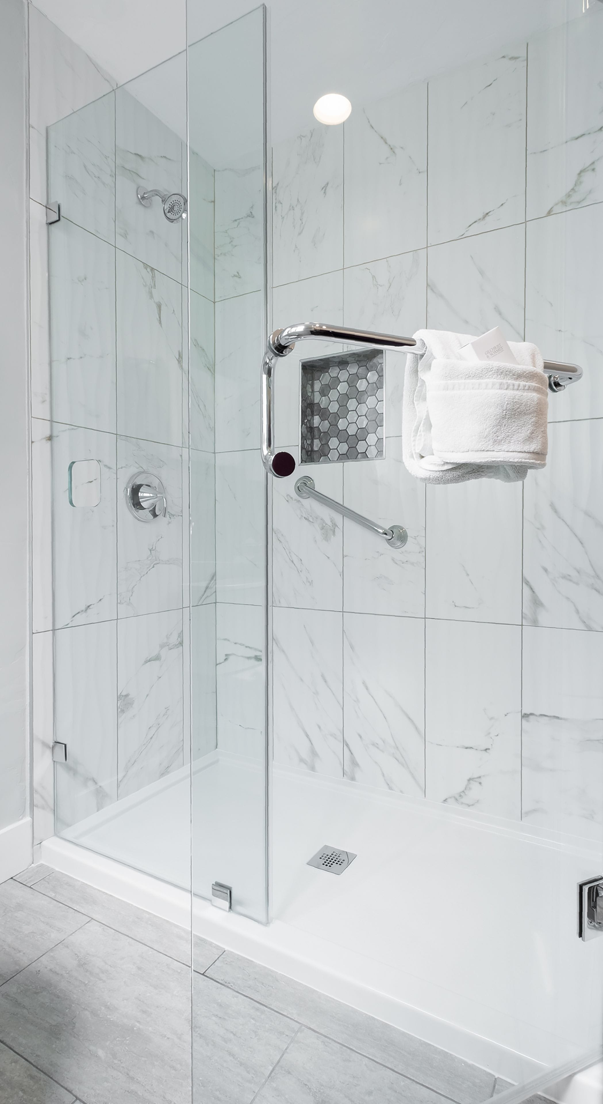 deluxe room, 1 king bed, jetted tub | bathroom | free toiletries, hair dryer, dressing gowns, towels