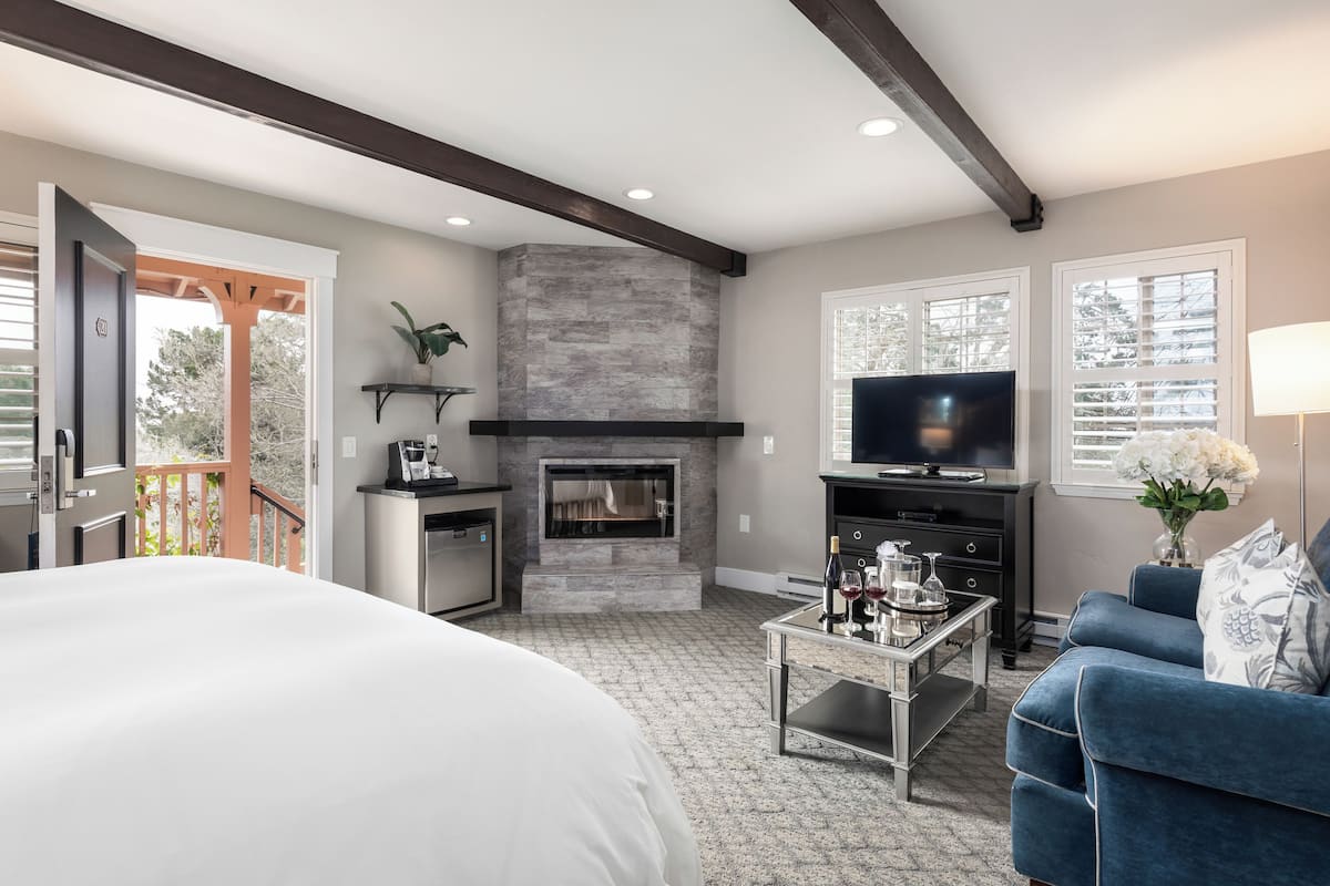 deluxe room, 1 king bed, jetted tub | hypo-allergenic bedding, in-room safe, iron/ironing board, free wifi