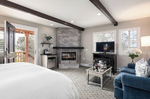 Deluxe Room, 1 King Bed, Jetted Tub | Hypo-allergenic bedding, in-room safe, iron/ironing board, free WiFi