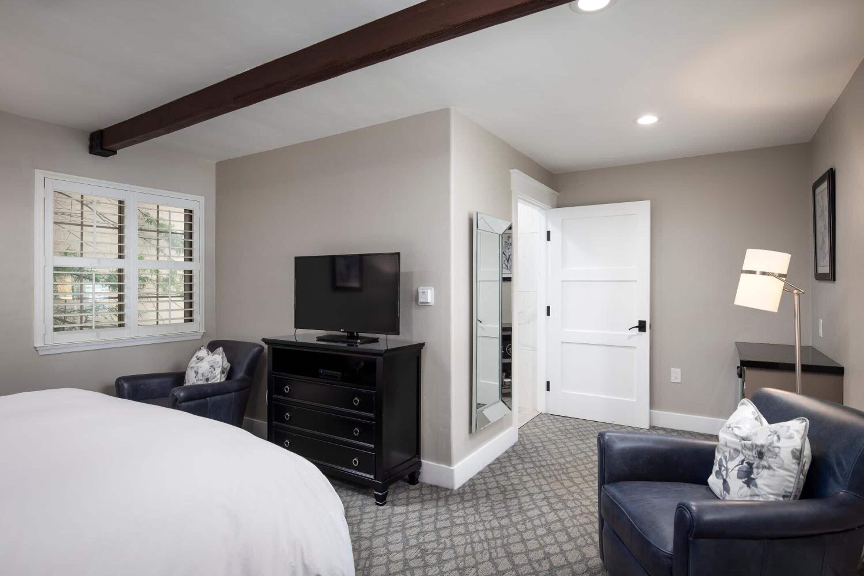 hypo-allergenic bedding, in-room safe, iron/ironing board, free wifi