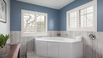 Kamar Deluks, 1 Tempat Tidur King, jet tub | Kamar mandi | Perlengkapan mandi gratis, pengering rambut, jubah mandi, dan handuk