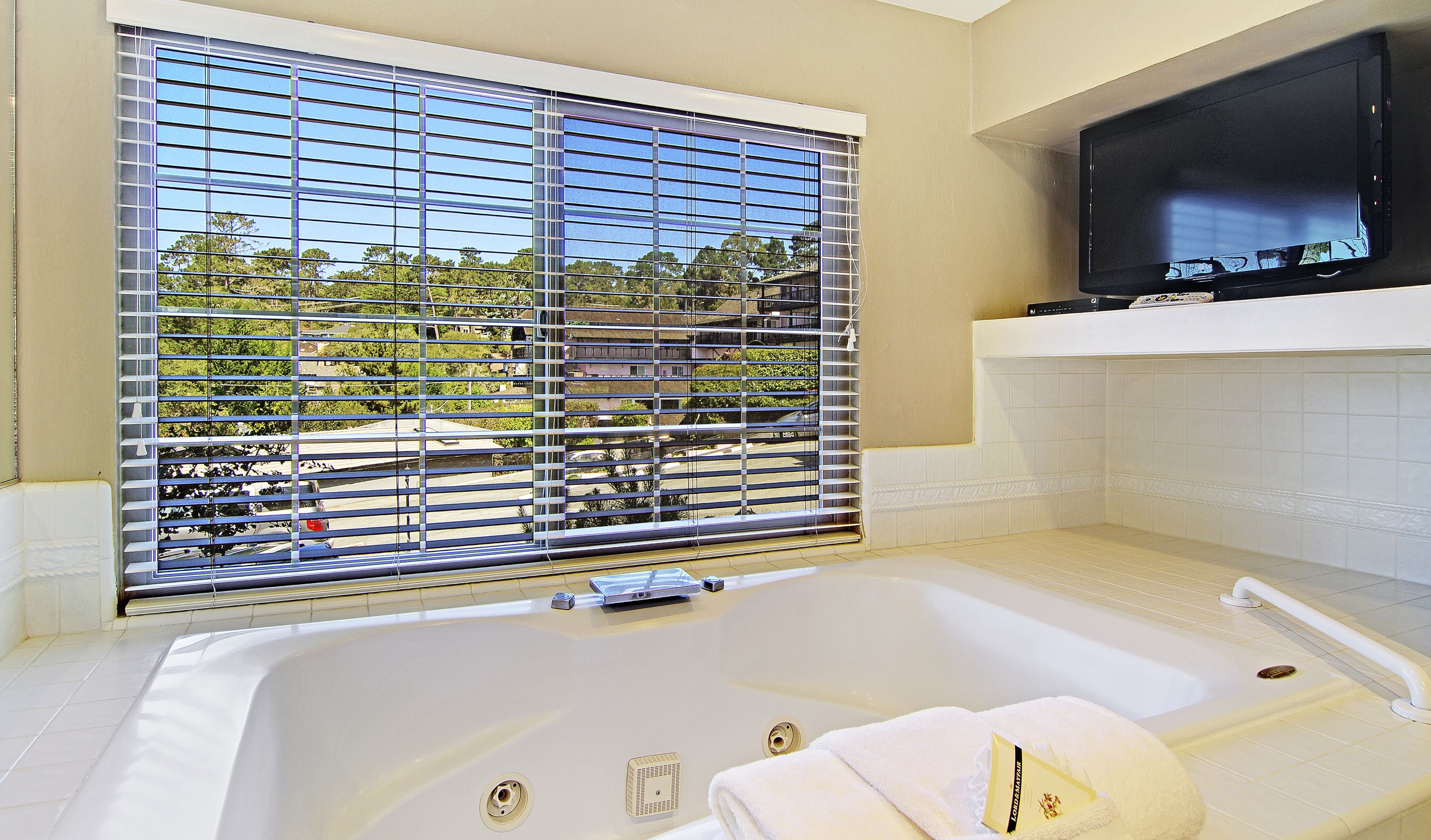 premium suite, multiple beds, fireplace (pet friendly) | hypo-allergenic bedding, desk, iron/ironing board, free wifi