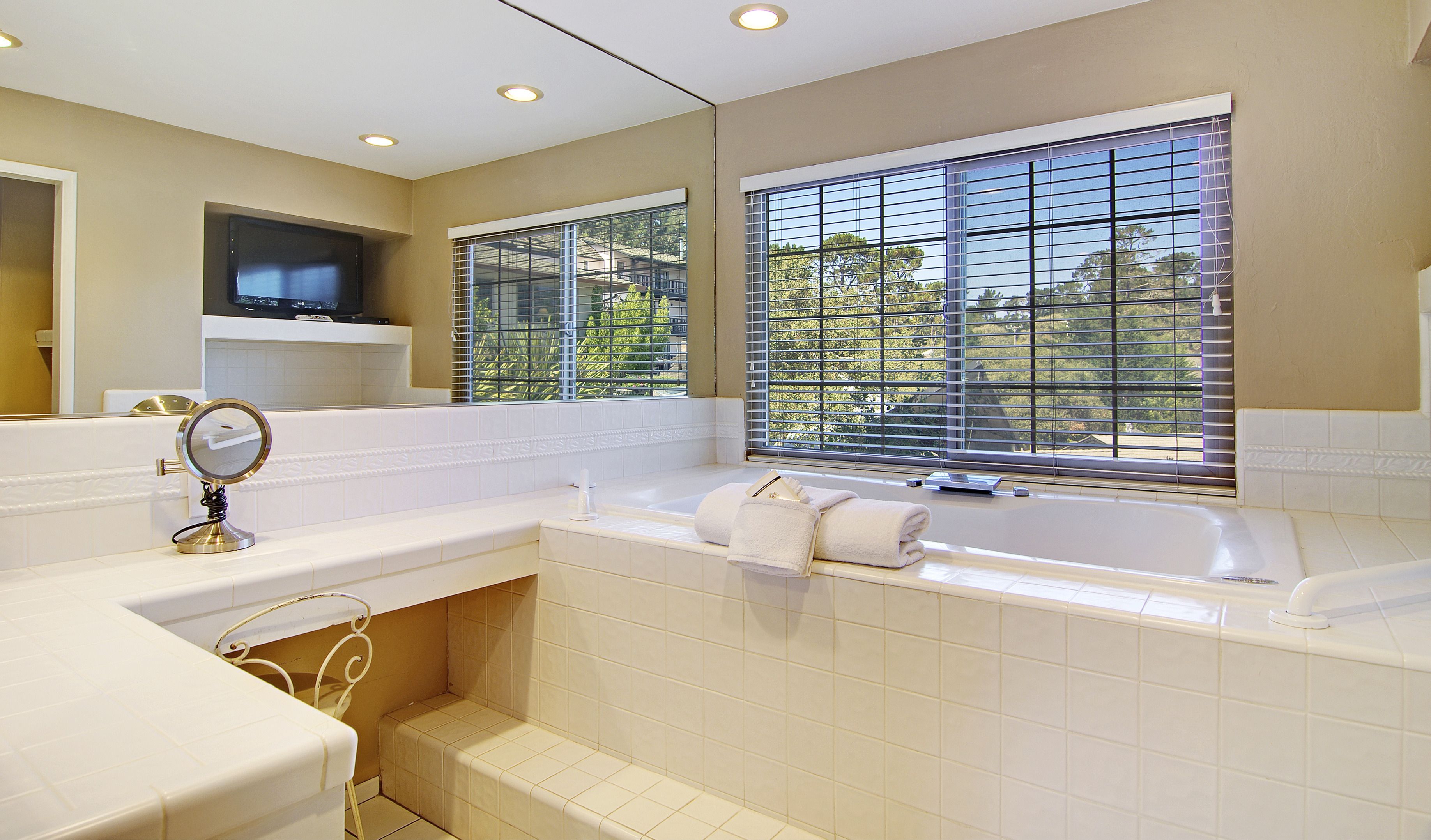 hypo-allergenic bedding, desk, iron/ironing board, free wifi