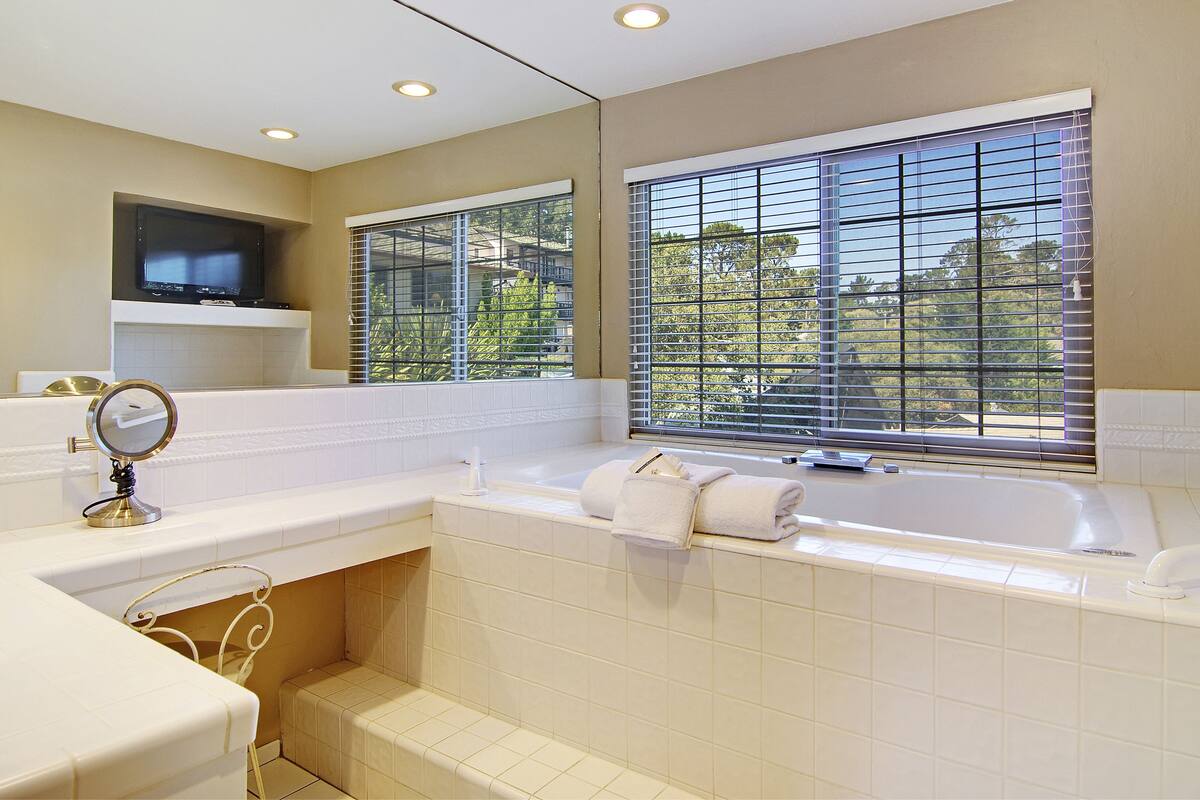 hypo-allergenic bedding, desk, iron/ironing board, free wifi