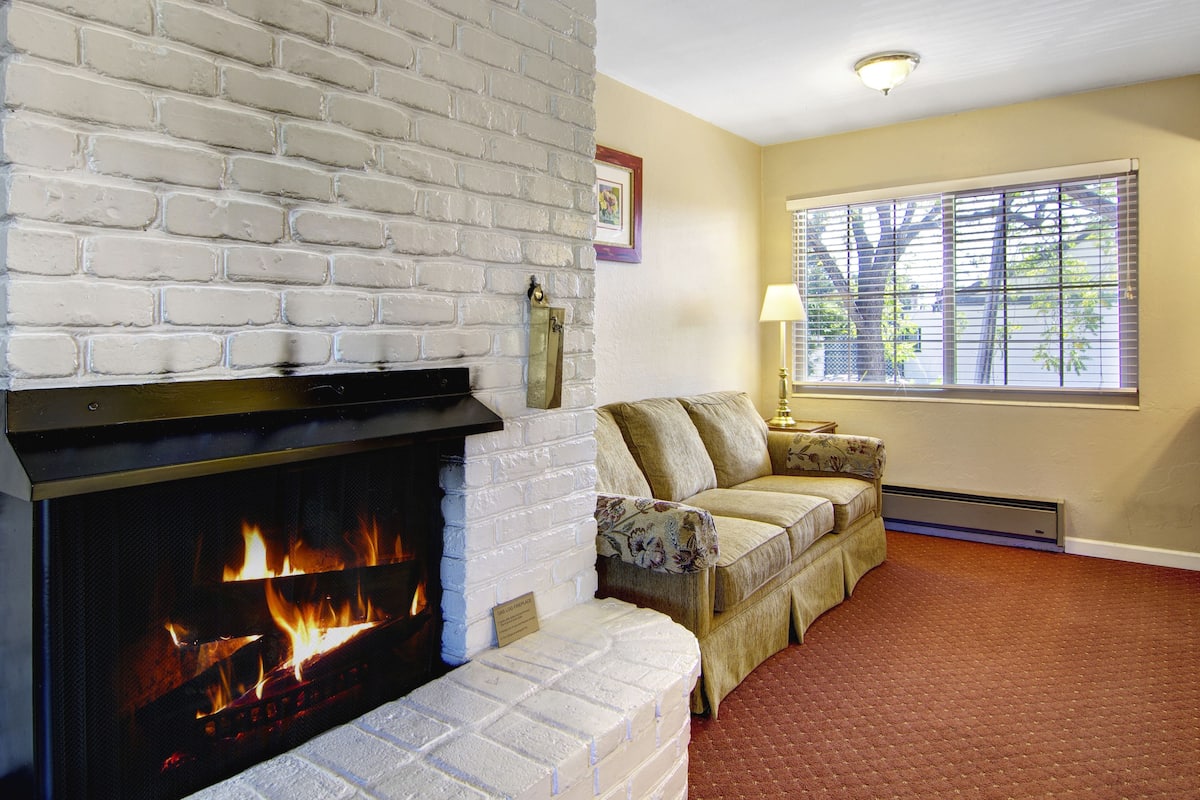 deluxe room, 1 king bed (non pet-friendly) | hypo-allergenic bedding, desk, iron/ironing board, free wifi