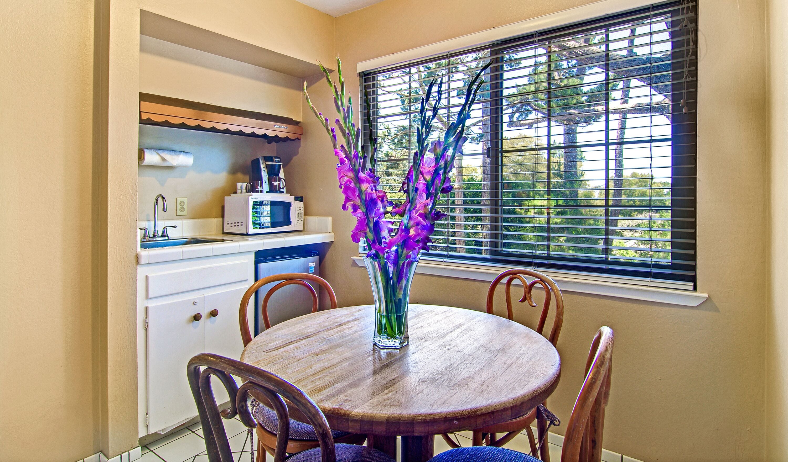 deluxe suite, 1 king bed, kitchen (pet friendly) | private kitchenette | mini-fridge, coffee/tea maker, cookware/dishes/utensils