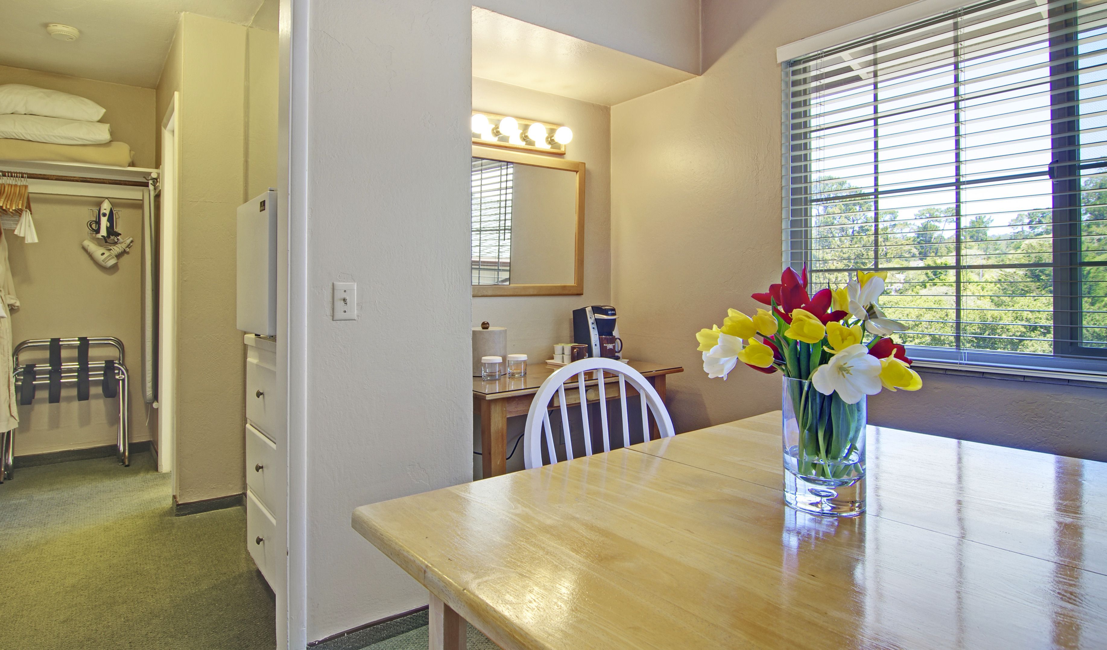 deluxe suite, 1 king bed, kitchenette (non pet-friendly) | private kitchenette | mini-fridge, coffee/tea maker, cookware/dishes/utensils