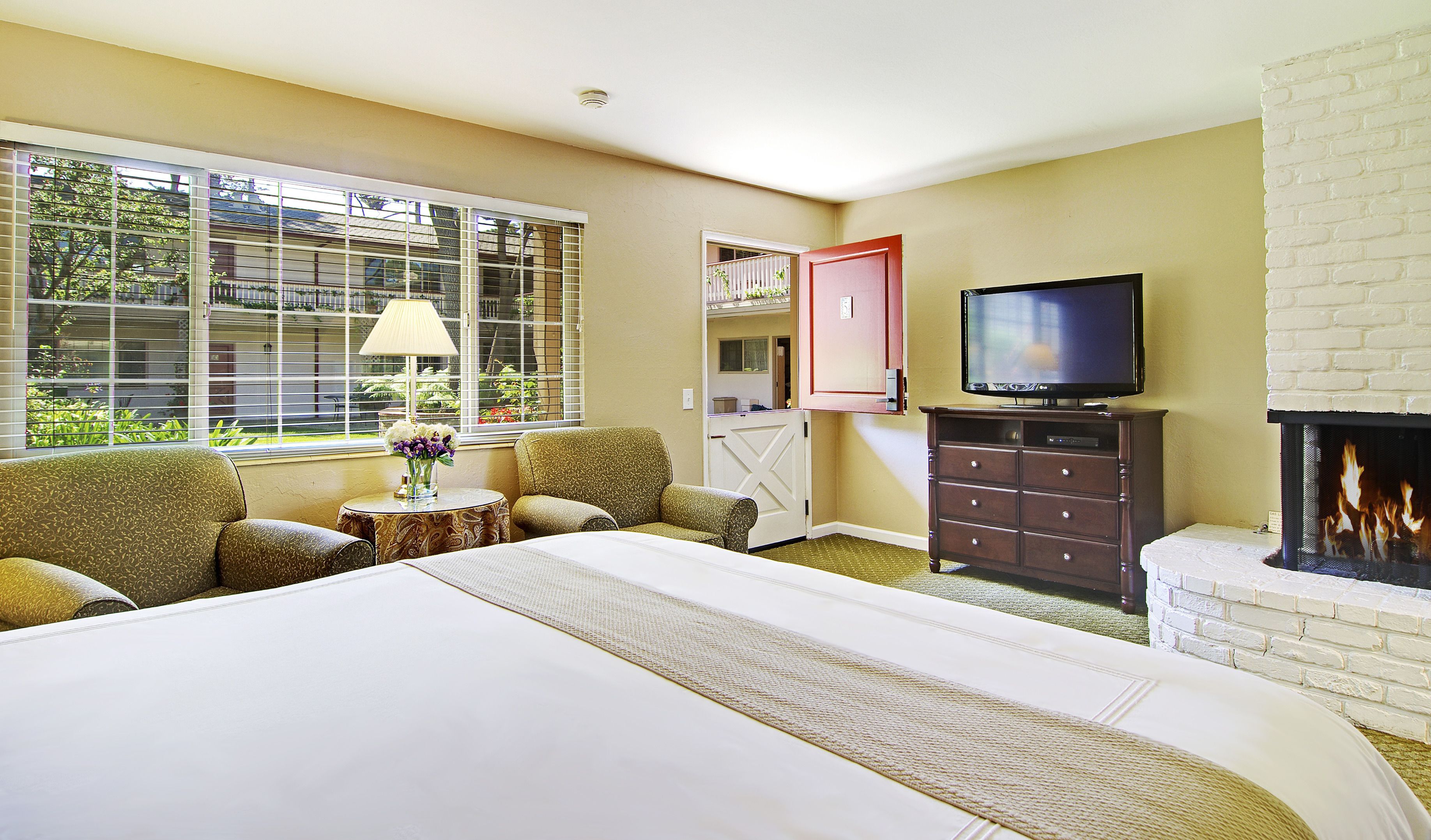 deluxe suite, 1 king bed, fireplace (pet friendly) | hypo-allergenic bedding, desk, iron/ironing board, free wifi