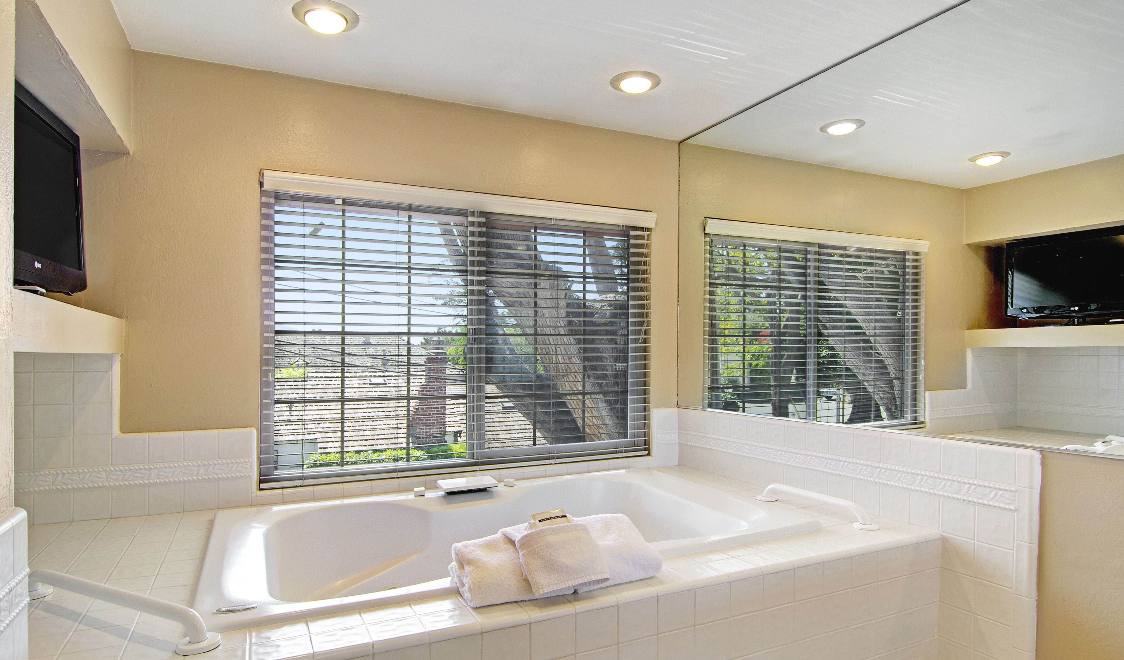 deluxe suite, 1 king bed, fireplace | jetted bathtub