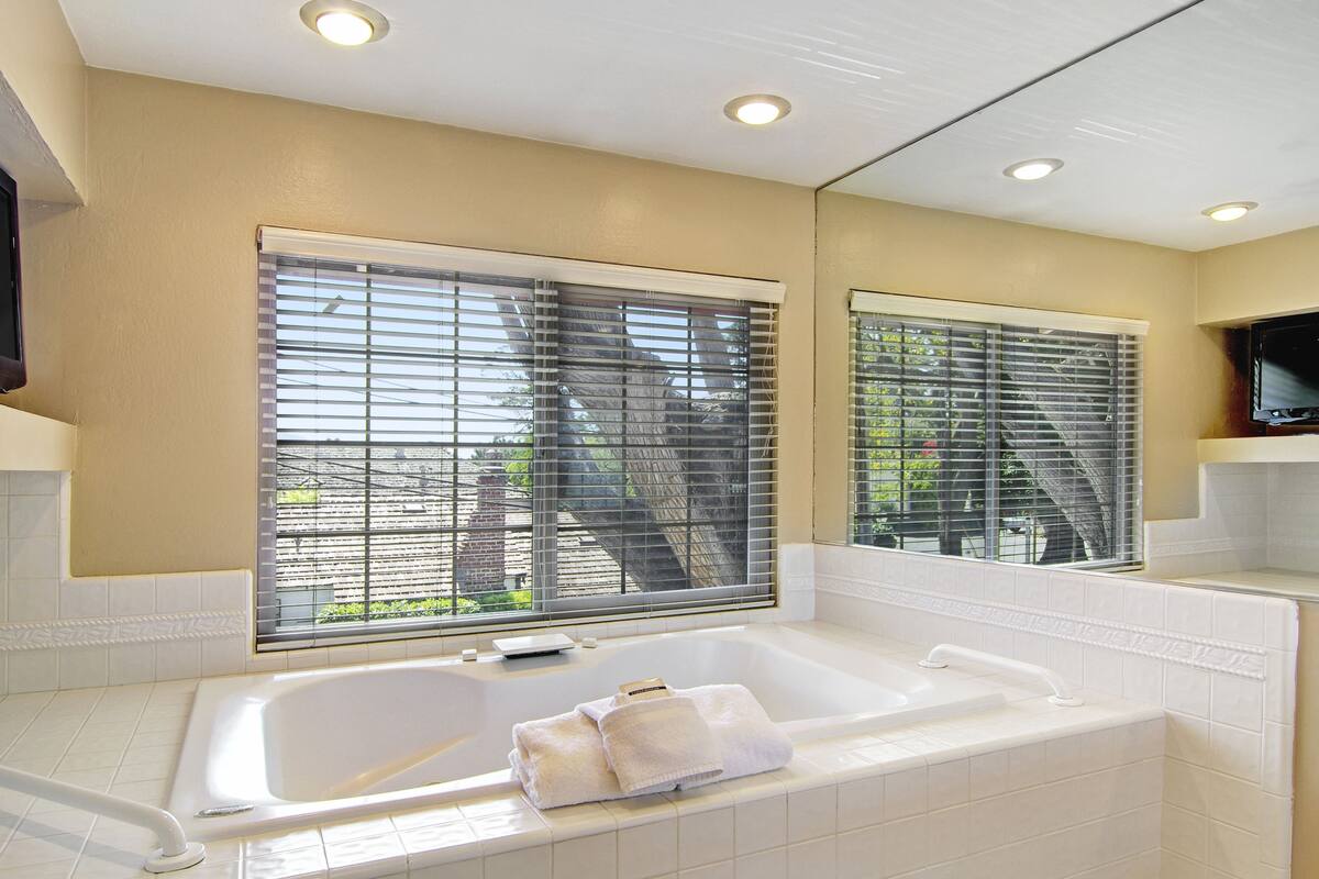 deluxe suite, 1 king bed, fireplace | jetted bathtub