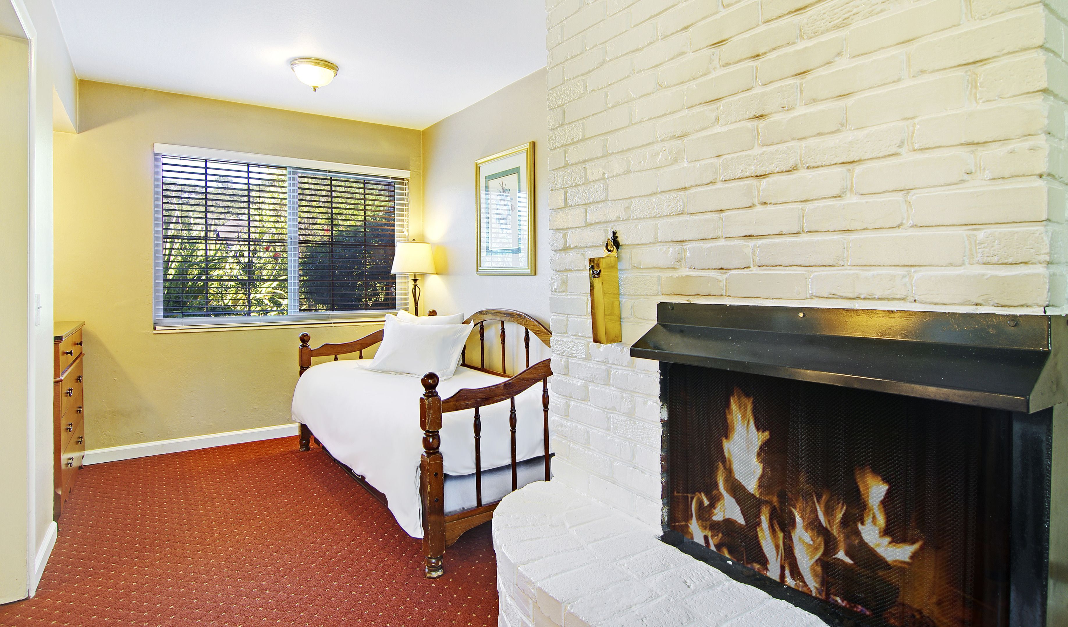 deluxe room, 1 king bed (non pet-friendly) | hypo-allergenic bedding, desk, iron/ironing board, free wifi