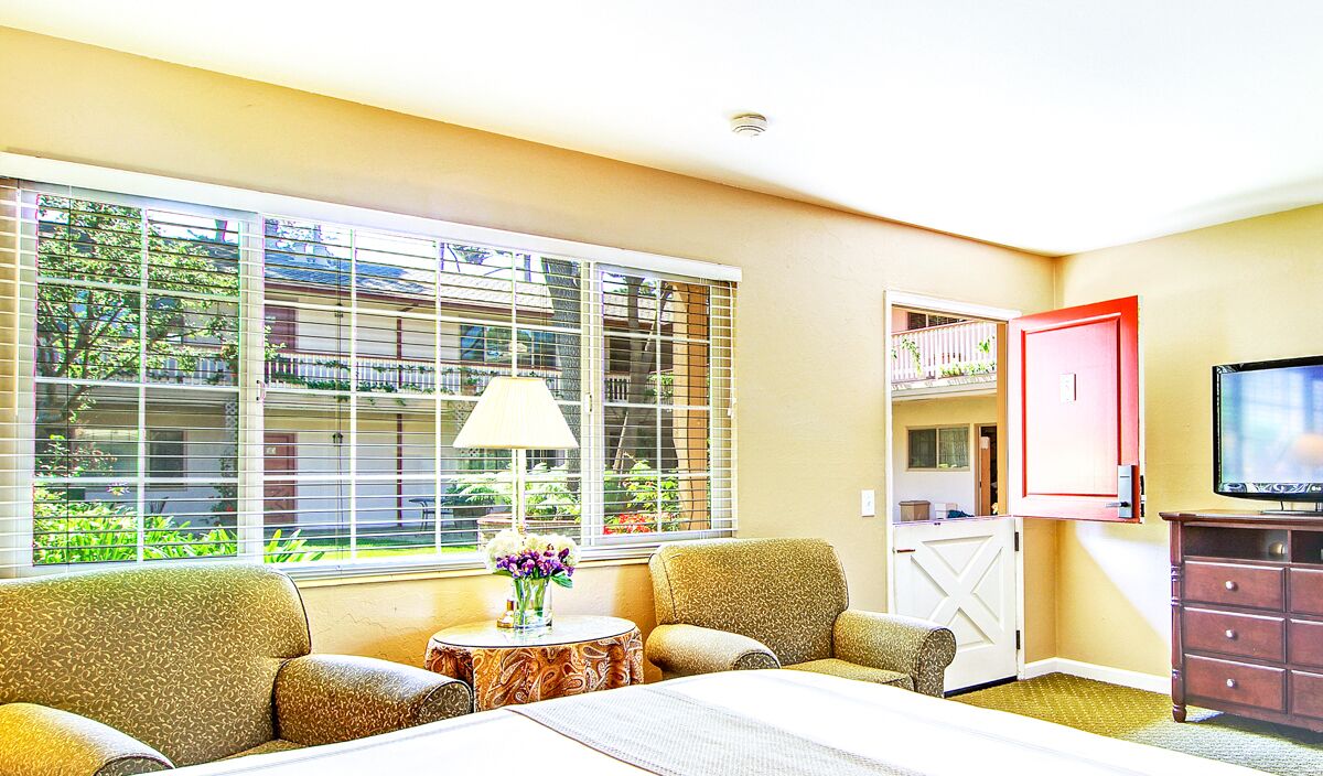 deluxe room, 1 king bed (non pet-friendly) | hypo-allergenic bedding, desk, iron/ironing board, free wifi