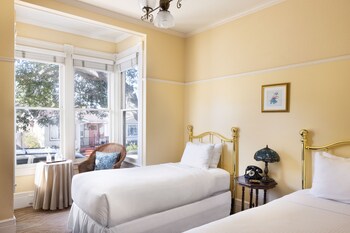 Victorian Twin Room | Premium bedding, pillowtop beds, individually decorated at Centrella Hotel, A Kirkwood Collection Hotel