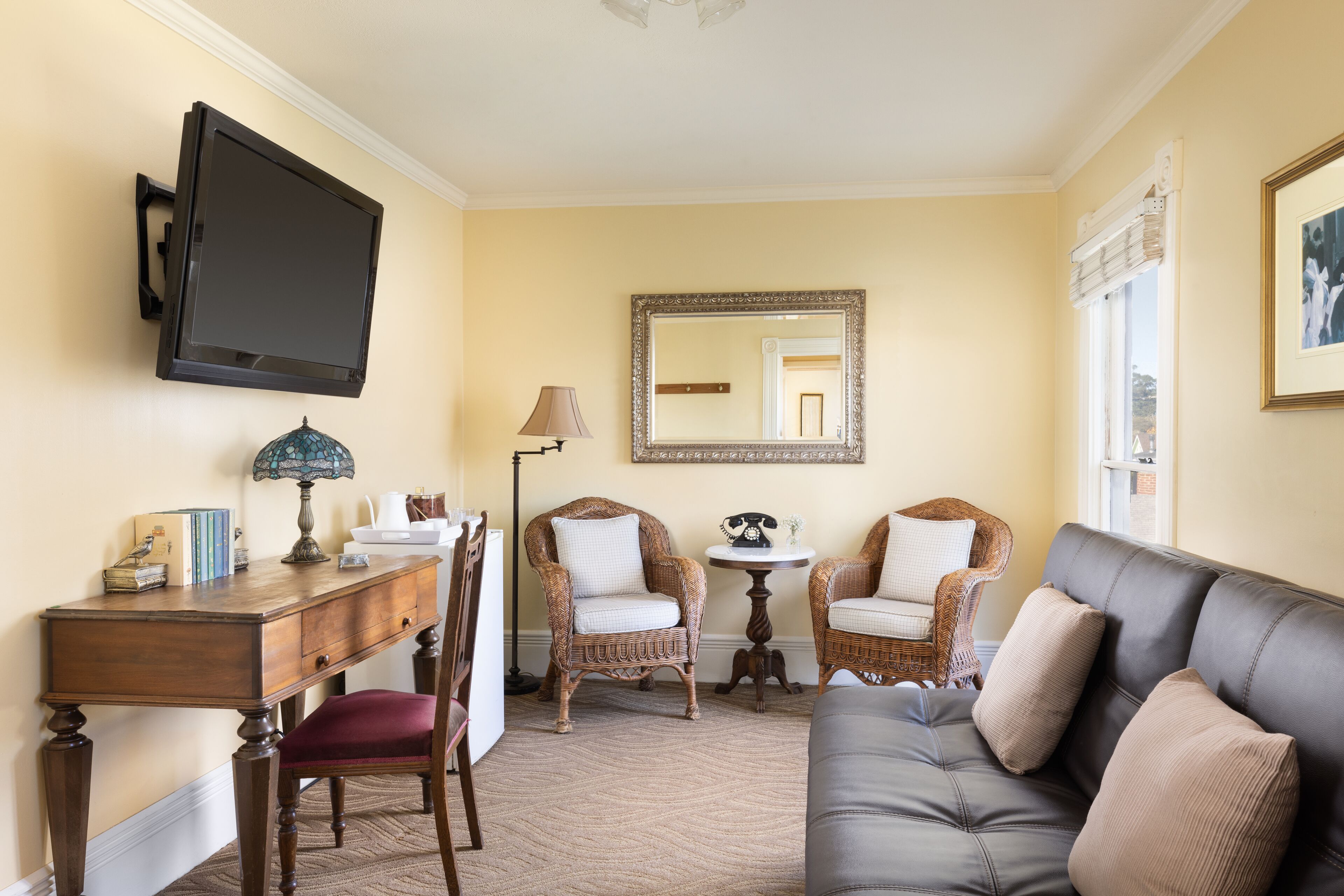 executive suite, partial ocean view | living area | 32-inch flat-screen tv with cable channels, tv