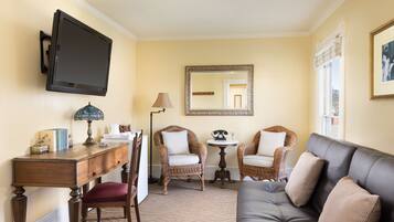 Executive Suite, Partial Ocean View | Living area | 32-inch flat-screen TV with cable channels, TV