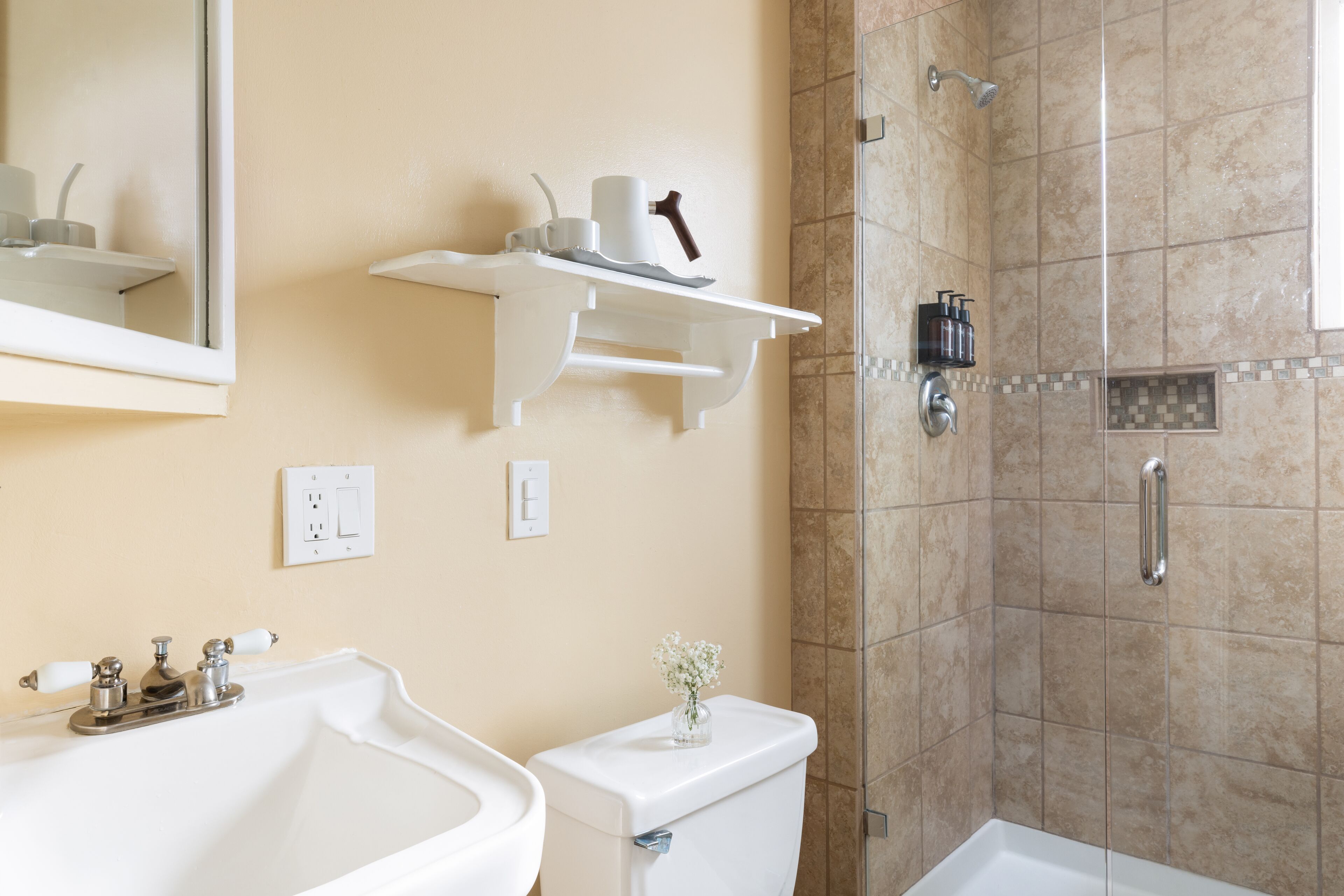 Un baño con bañera, inodoro y zona de ducha.