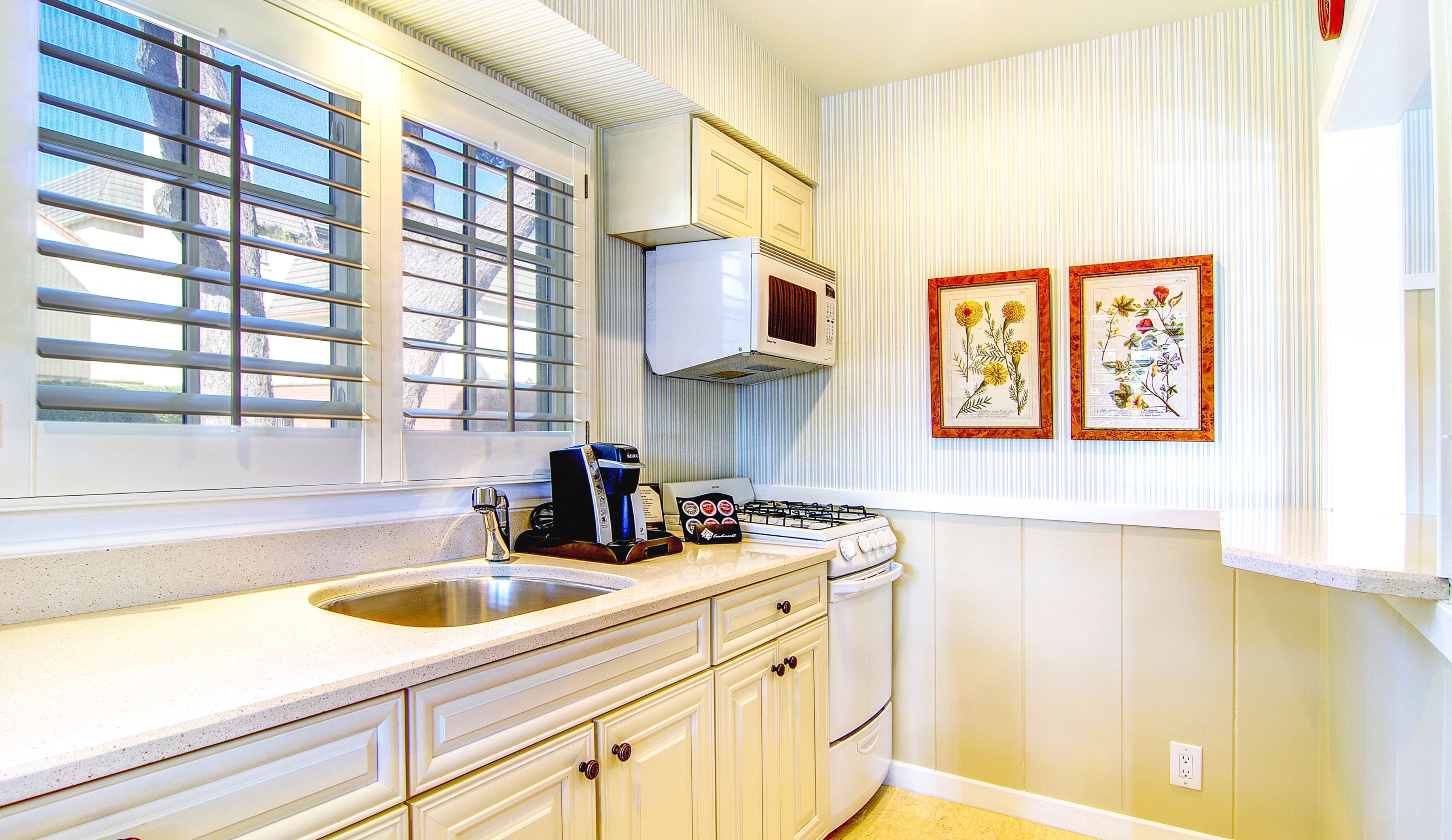 deluxe suite, 1 king bed, kitchen | premium bedding, desk, iron/ironing board, free wifi