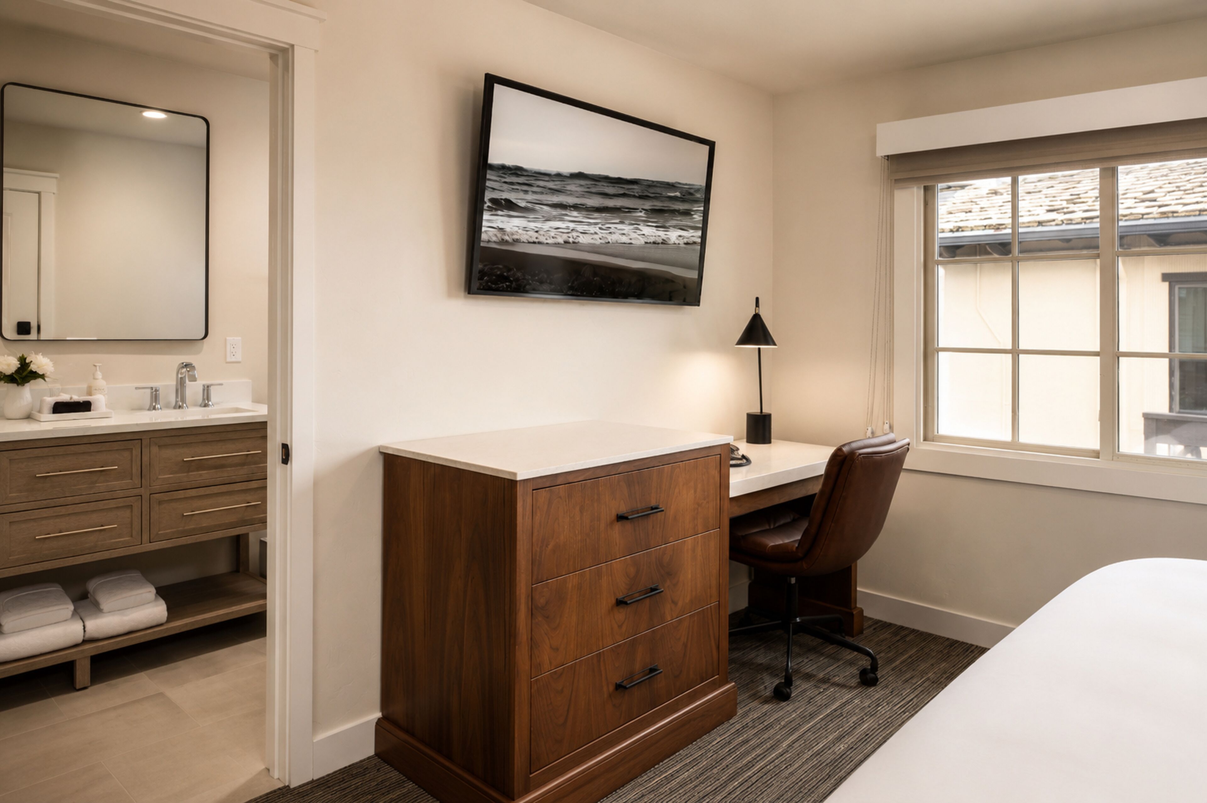 Deluxe Studio, 1 King Bed with Sofa bed, Non Smoking, Fireplace | Premium bedding, pillow-top beds, desk, laptop workspace