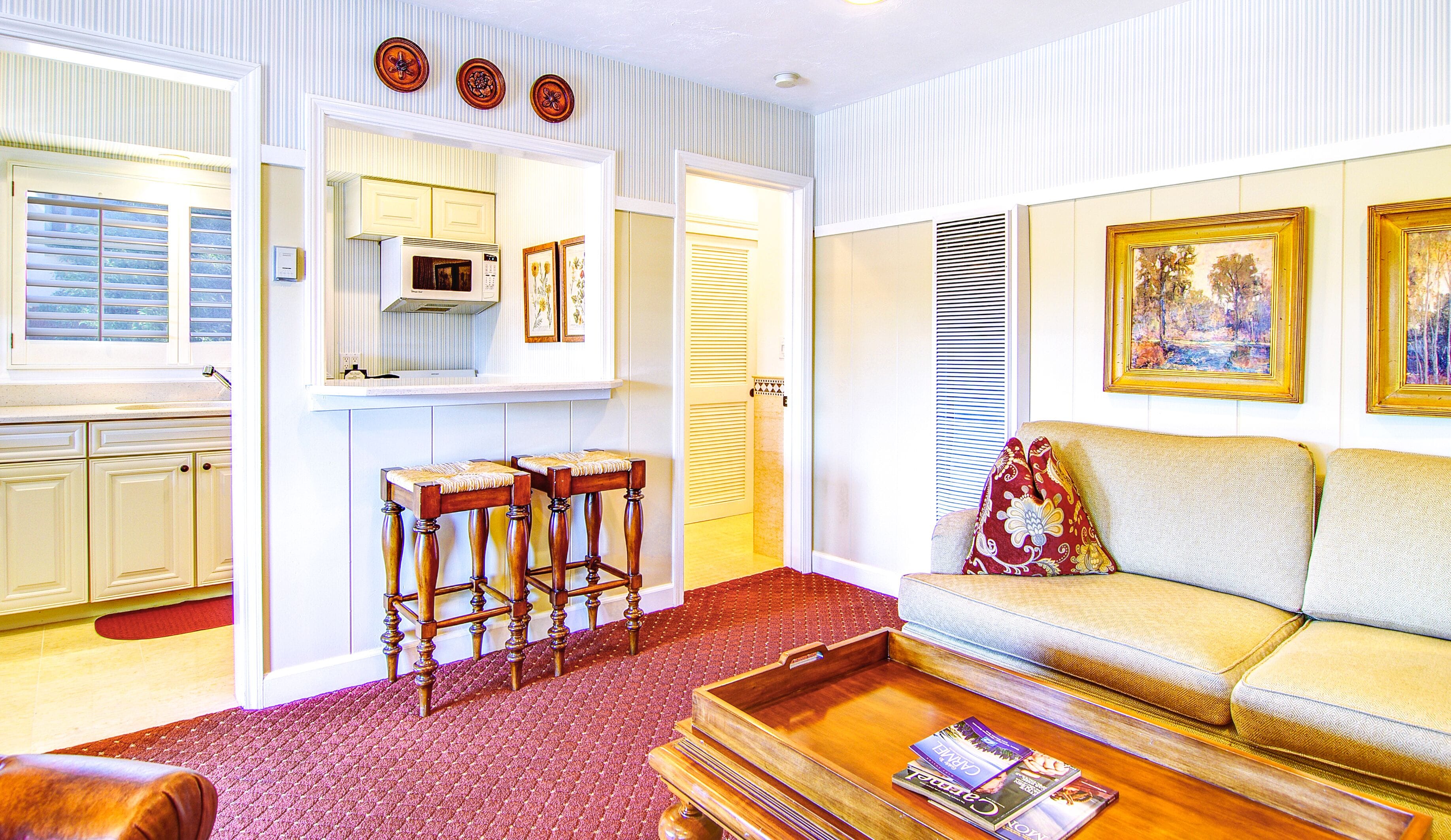 deluxe suite, 1 king bed, kitchen | premium bedding, desk, iron/ironing board, free wifi